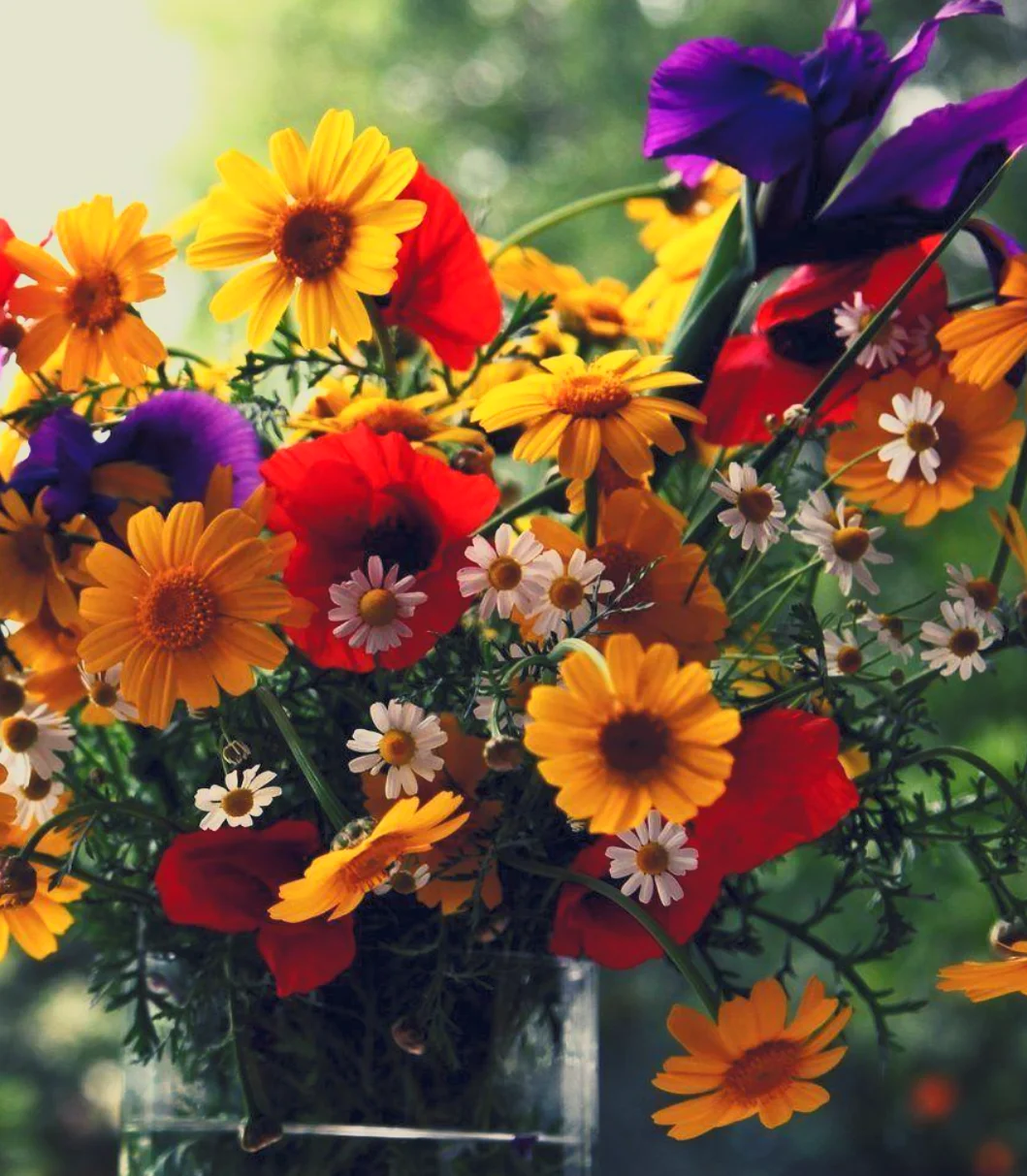 ? Mixed Bouquets Are All About Texture, Movement & Intentionality